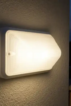A Buon Prezzo Applique da esterno bianca con sensore crepuscolare led 7w
