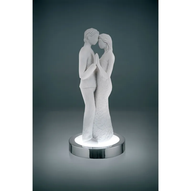Prezzo Basso AbatJour in resina di design moderno con scultura di due innamorati - 4000k Luce Naturale